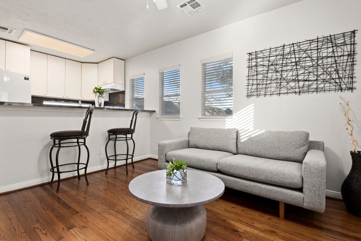 Primary Photo - 533 Granberry St