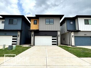 Building Photo - 33114 Oak Hts Pl