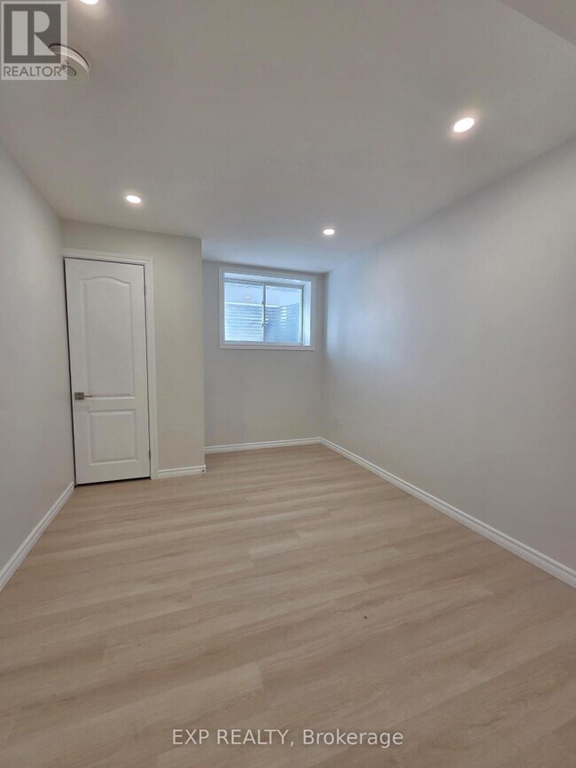 Building Photo - 41 Queensgate Cres