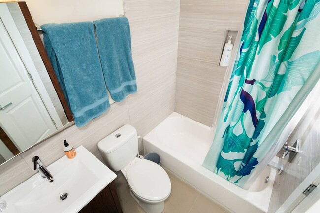 Full Bath with Tub - 718 13th St SE