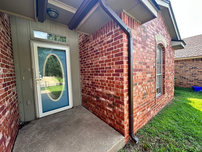 Building Photo - 2614 Silvertree Dr