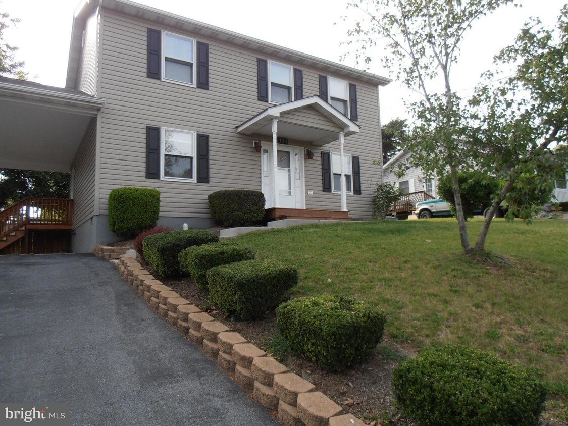 Foto principal - 104 Fenwick Ct