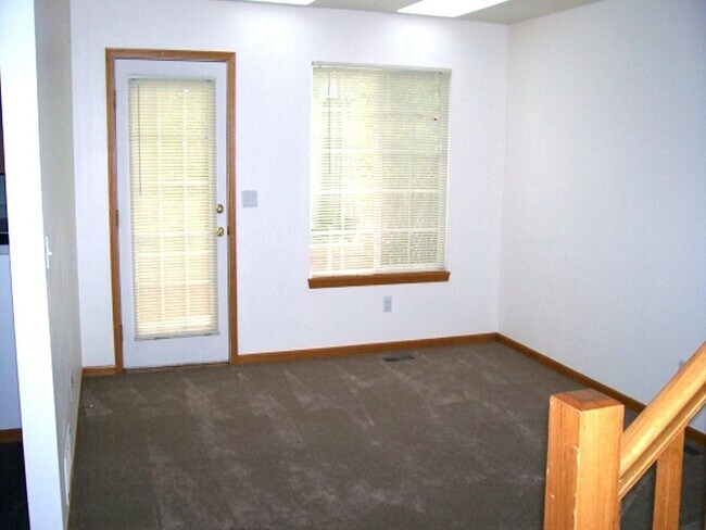 Foto del edificio - Spacious 3-Bedroom Townhome with Garage & Patio