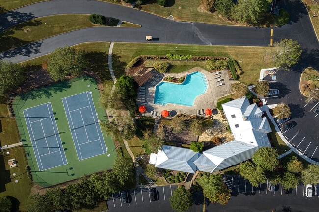 Experimente una vida de lujo con comodidades de primer nivel que incluyen una piscina impecable y canchas de tenis. - District at Hamilton Place