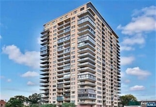 Building Photo - 1203 River Rd