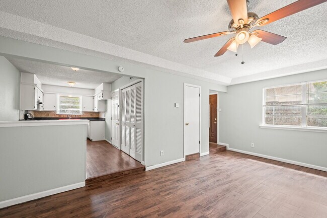 Building Photo - Updated 2 Bedroom Duplex, Minutes from Sch...