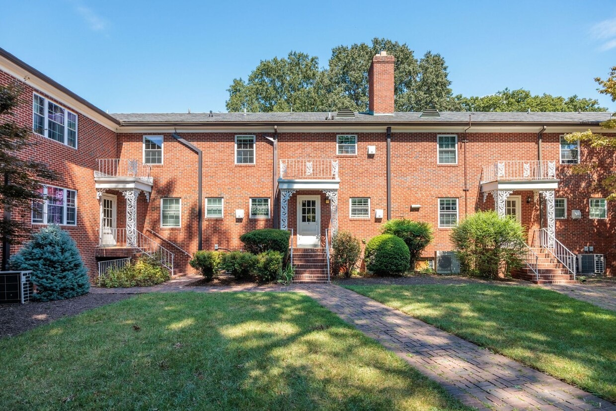 Primary Photo - 4050 Forest Hill Ave