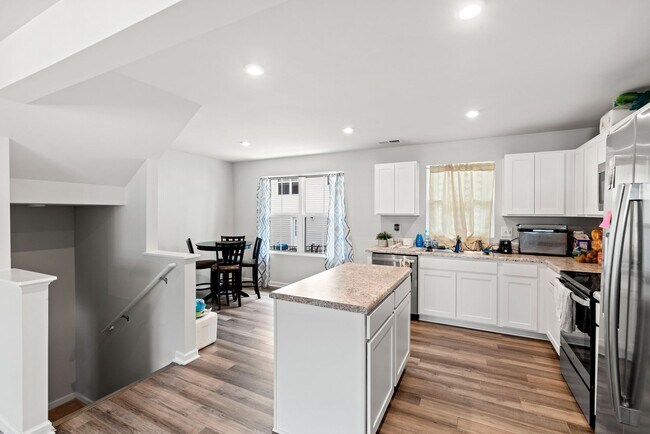 Building Photo - 3 Bedroom 2.5 Bath Townhouse in Bluffs at ...