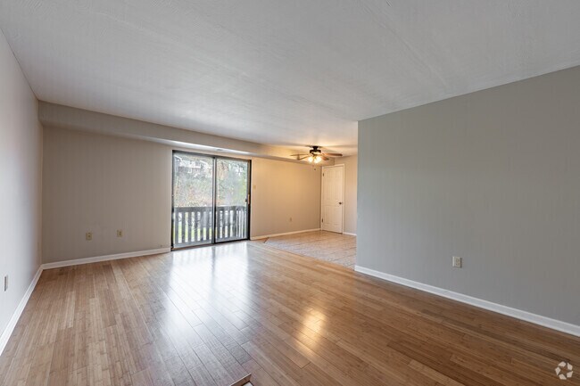 2 habitaciones, 1 baño - 667 pies cuadrados - Sala de estar - Sandy Creek