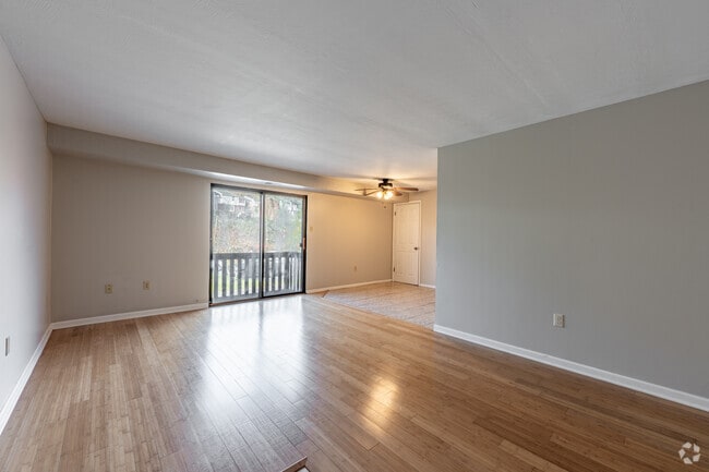 2BR, 1BA - 667SF - Living Room - Sandy Creek