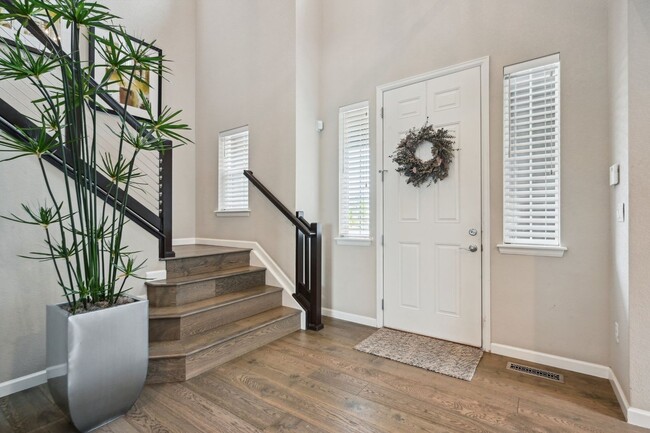 Building Photo - Stunning 5 BR/4 1/2 BA home in Candelas!!