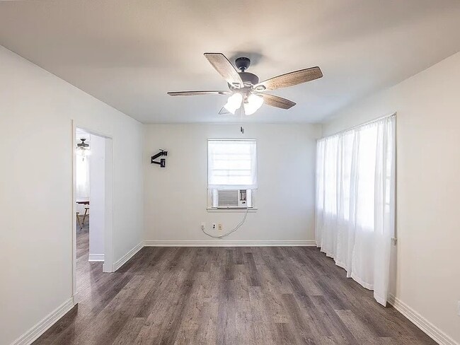 Building Photo - 127 Hackberry Ave