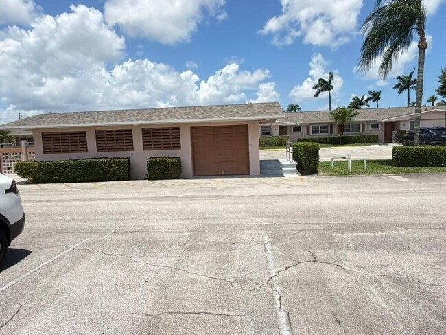 Foto del edificio - 2727 Dudley Dr W