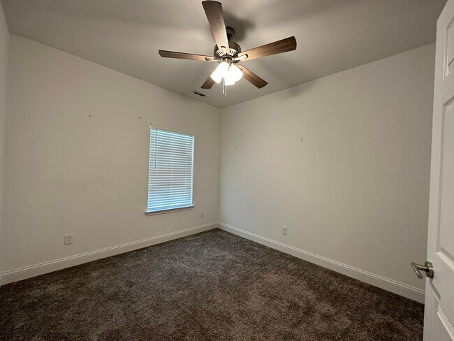 Foto del edificio - Beautiful newer 3 bedroom 2 bath home in S...