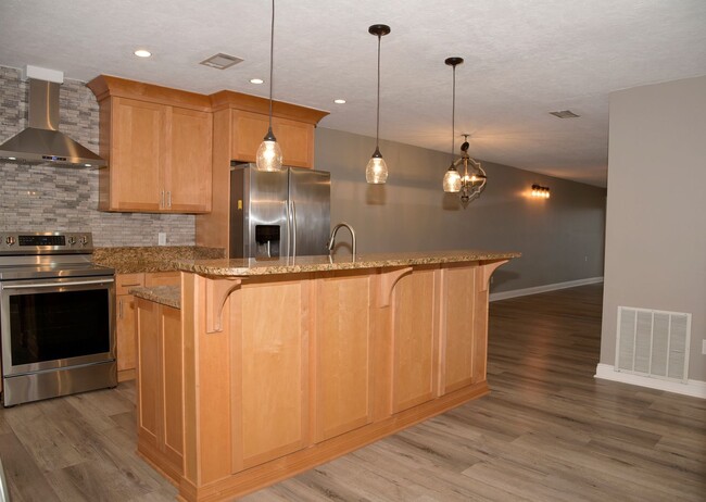 Building Photo - Waterfront Townhouse in Shalimar!