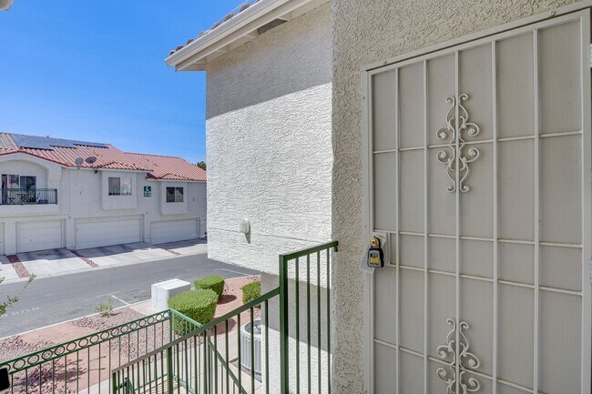 Foto del edificio - 2 BED 2 BATH CONDO READY FOR MOVE IN!