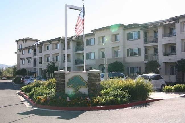 Foto del edificio - Royal Oaks 55+ Senior Apartment Community