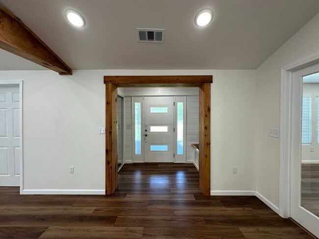 Building Photo - 865 N Ulmer St