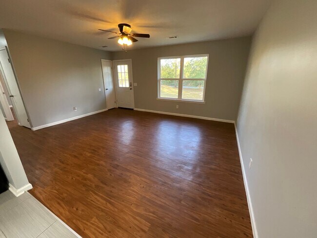 Foto del edificio - Adorable 2/1 in Great Location with Lawn Maintenance Included