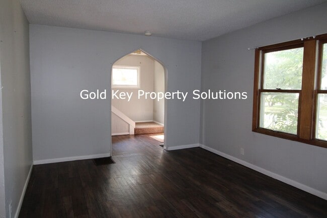 Building Photo - 604 N Alameda Ave