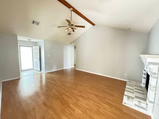 Foto del edificio - $500 GIFT CARD with 1 yr lease!!