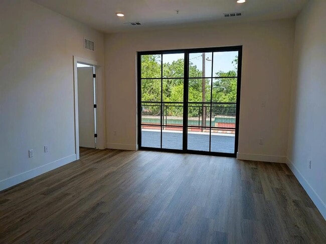 Building Photo - 4315 S Congress Ave