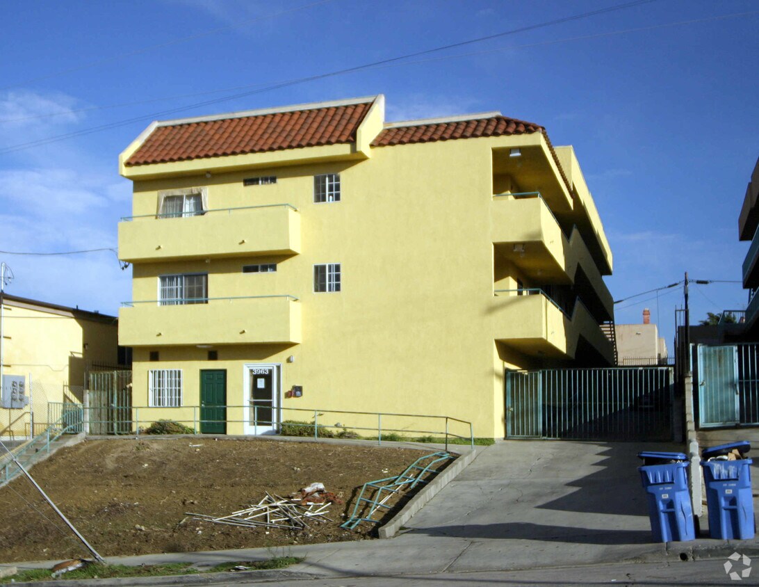 Primary Photo - 3963 Melrose Ave