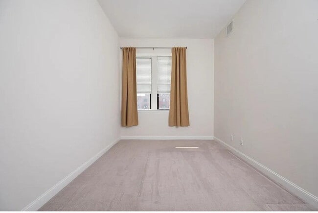 Building Photo - "Charming 1-Bed Retreat with Hardwood Eleg...
