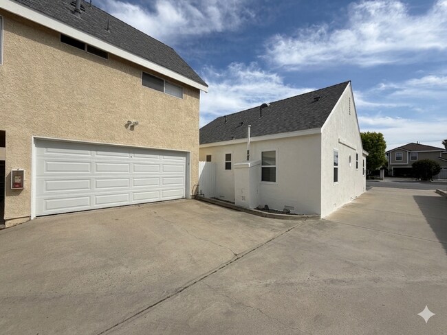 Building Photo - Alhambra Dr