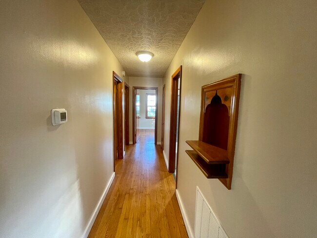 Building Photo - 2106 Railview Rd