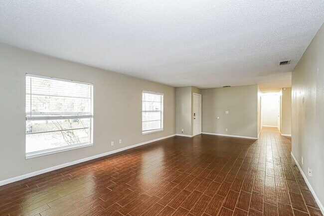 Foto del edificio - 3804 Hill N Dale Pl