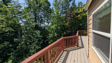 Building Photo - Charming Kirkland Bungalow with Lake Views!