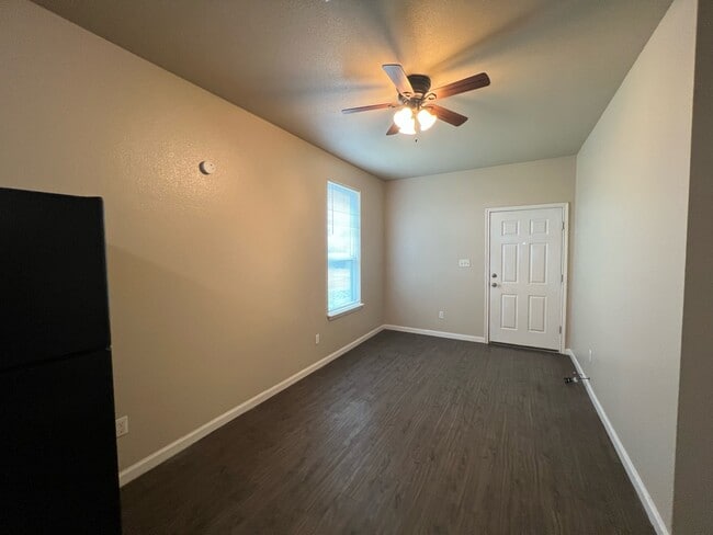 Building Photo - 1015 Fir Ln