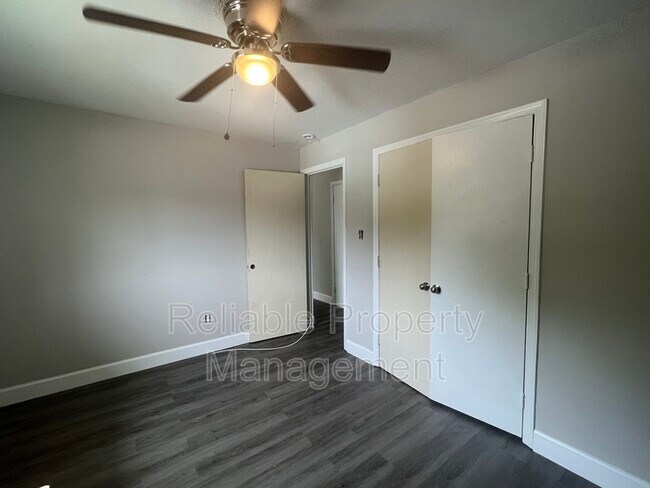 Foto del edificio - 430 S Smith St