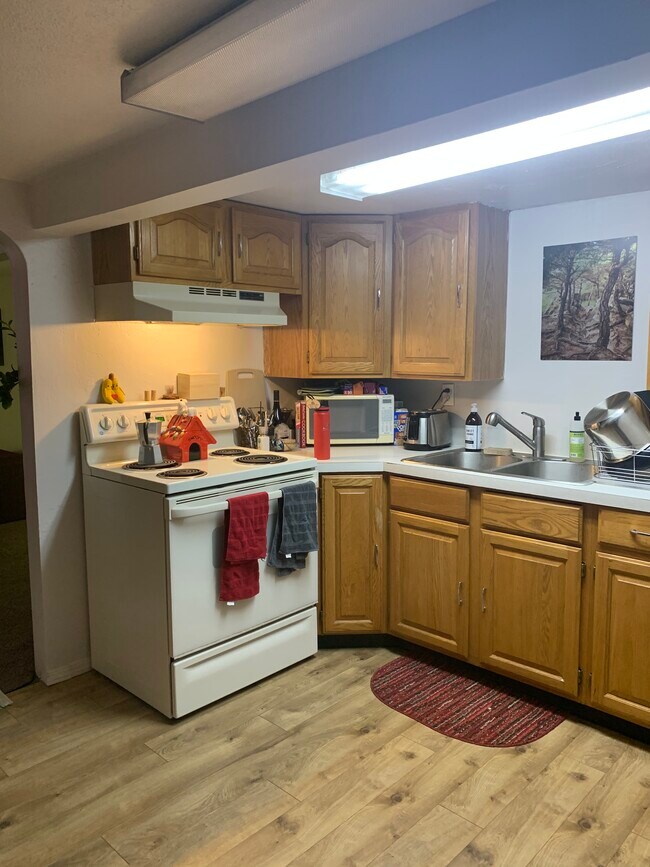 Kitchen - 711 10th Ave S