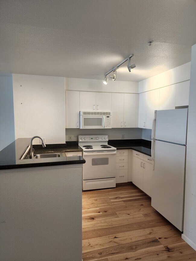 Kitchen - 8100 Oceanview Ter
