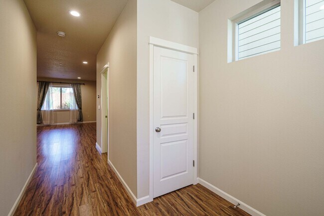 Foto del edificio - Beautiful 4 Bedroom 2.5 Bath Located in th...