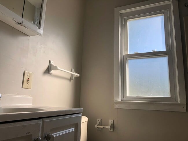 Building Photo - 2-BED, 1 BATH BEAUTIFUL SINGLE- FAMILY HOME IN MAPLE HEIGHTS!