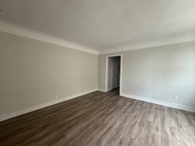 Building Photo - 14 Crosthwaite Ave S