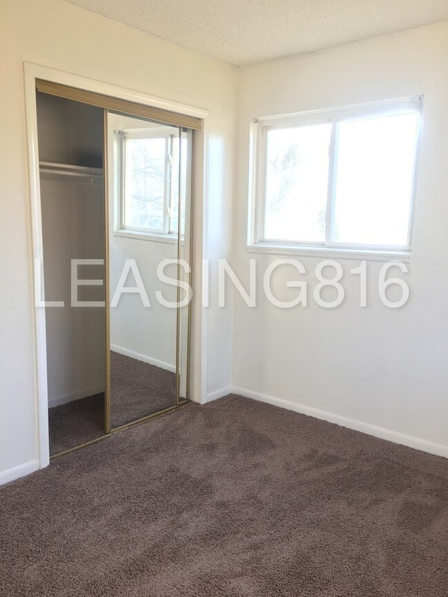 Building Photo - Lower 4-Plex Apartment Available
