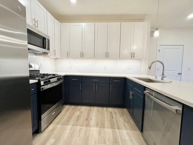 Foto del edificio - Modern 2-Bed, 2-Bath Apartment with Balcon...
