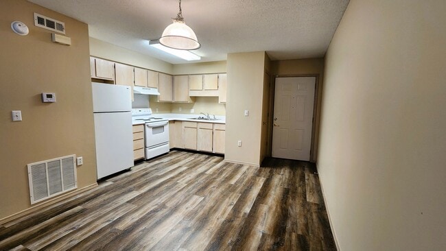 Building Photo - Charming 1 Bedroom/1 Bathroom Apartment - ...