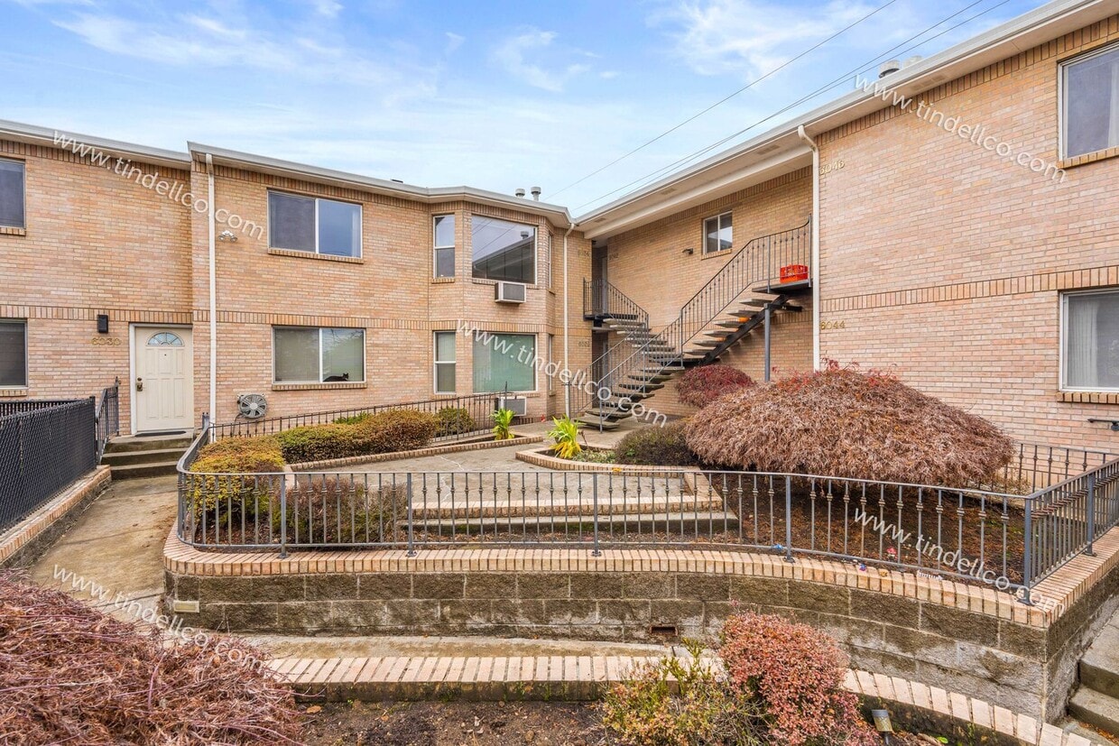 Foto principal - Queen Jeanette Apartments — Beautiful & Spacious Upstairs 2BR/1BA with Vaulted Ceilings, Gas Fire...