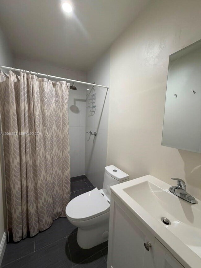 Foto del edificio - 1725 SW 32nd St