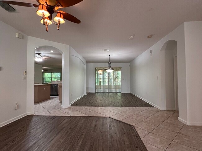 Foto del edificio - HUGE PRICE REDUCTION!! HOME IS READY FOR A...