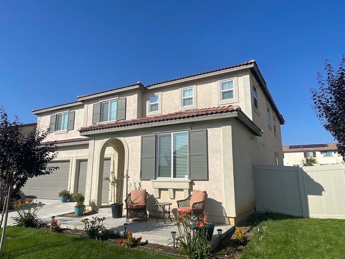 Primary Photo - Newly Built 5 Bedroom in Beaumont