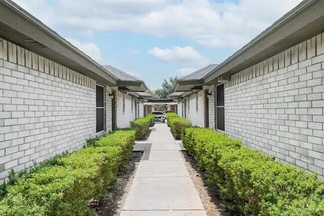 Foto del edificio - 1107 Lexington Cir