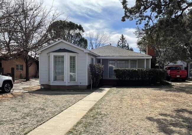 Foto del edificio - Charming 4 Bedroom, 3 Bath Home + Bonus Back House in Central Lubbock!