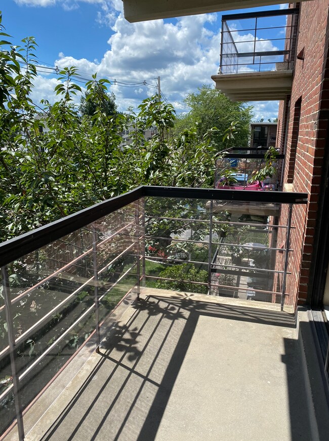 Foto del edificio - Large, comfortable 1 bedroom with balcony! Parking included! Near Natick Mall!
