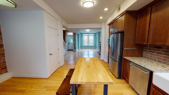 Building Photo - Sleek Logan Circle-Shaw townhouse close to...